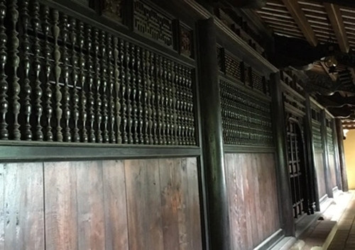 Xung quanh ngôi nhà đều làm bằng gỗ. Ảnh: Dân trí