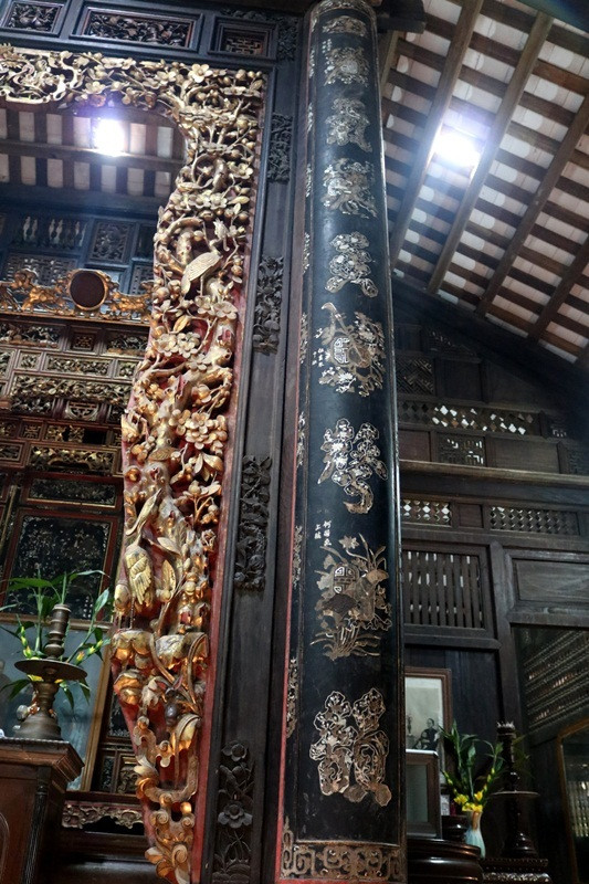 Nội thất trong ngôi nhà cổ được chạm trổ tinh xảo, sơn son thiếp vàng theo lối kiến trúc cung đình. Ảnh: Vietnamnet