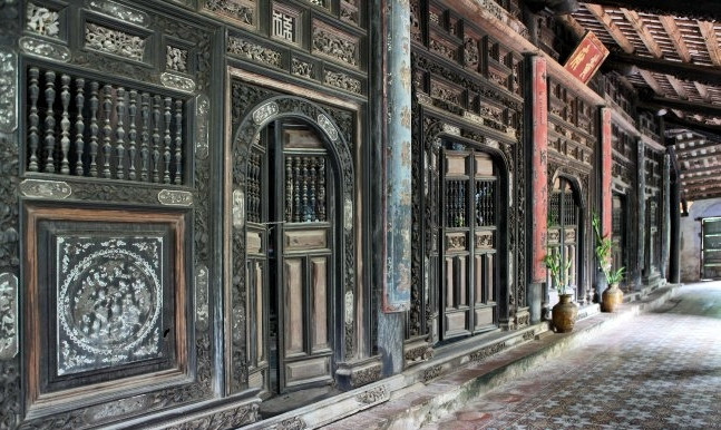 Họa tiết khắc gỗ là bức tranh sinh động, mô tả cảnh vật thiên nhiên của vùng sông nước. Ảnh: BaoanhVietnam