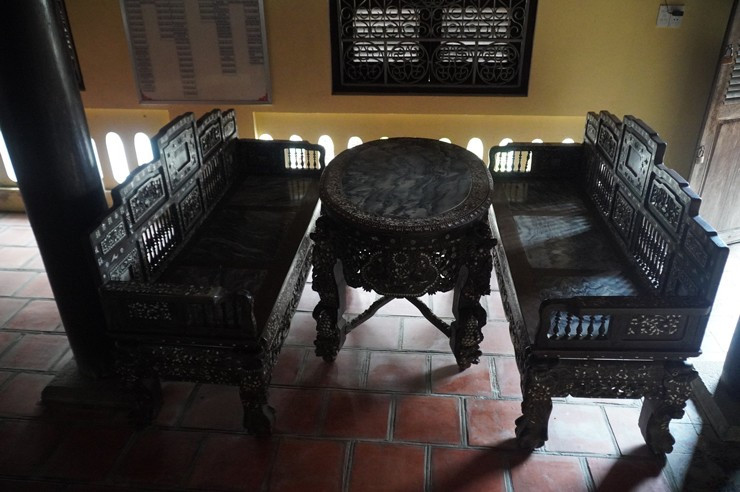 Bộ bàn ghế cẩm thạch chạm khảm sang trọng được cụ Khiêm mua từ Pháp. Ảnh: Nông thôn Việt