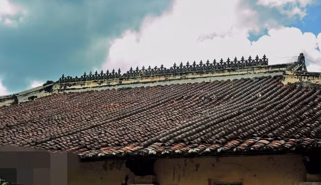 Mái nhà lợp ngói âm dương, bên dưới là lớp ngói có hoa văn. Ảnh: BaoanhVietnam