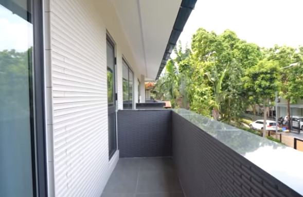 Ban công tầng 2 mở ra khu vực xanh mướt, rất trong lành.