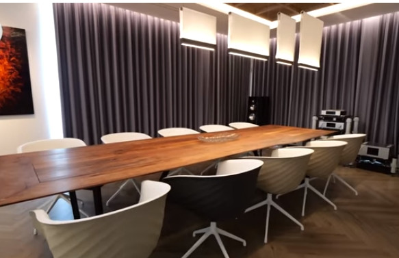 Bàn ăn rộng đủ chỗ cho 8 - 10 người.