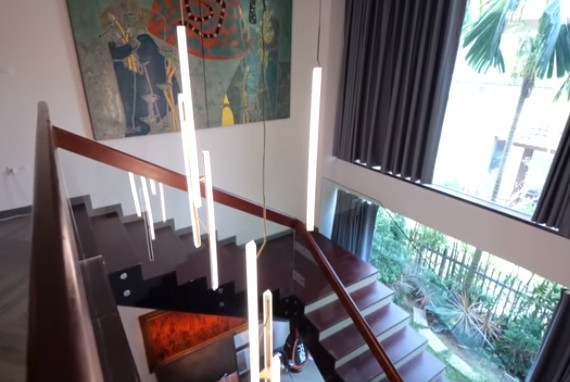 Mọi ngóc ngách trong nhà đều đậm tính nghệ thuật. Cầu thang bằng gỗ nhưng hai bên đều được treo tranh.