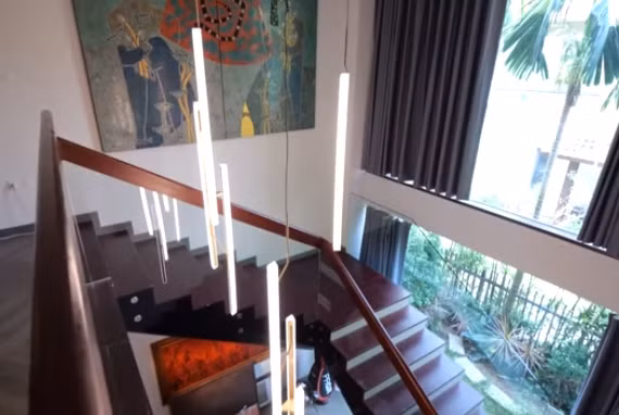 Mọi ngóc ngách trong nhà đều đậm tính nghệ thuật. Cầu thang bằng gỗ nhưng hai bên đều được treo tranh.