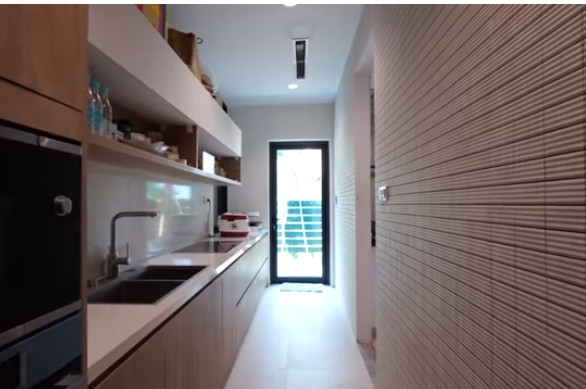 Bếp không quá rộng nhưng tiện nghi.