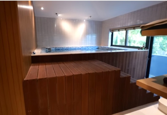 Đặc biệt, tầng 2 còn thiết kế hẳn một bể bơi lớn. Nguồn ảnh; chụp màn hình NhaF