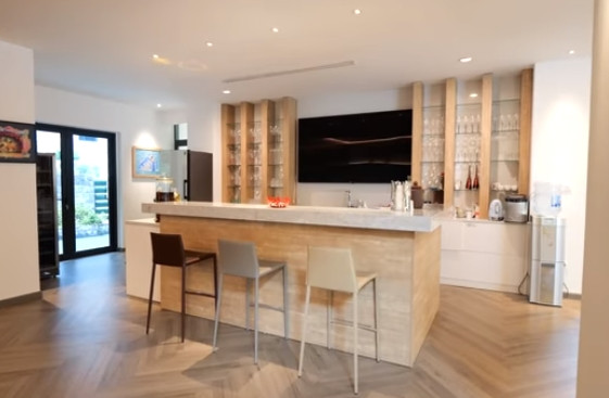Đối diện bàn ăn là khu vực quầy bar lớn, phù hợp với không gian rộng rãi của căn nhà.