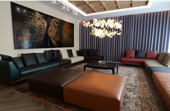 Cạnh đó là một không gian phòng khách lớn khác, đủ chỗ cho 20 người.