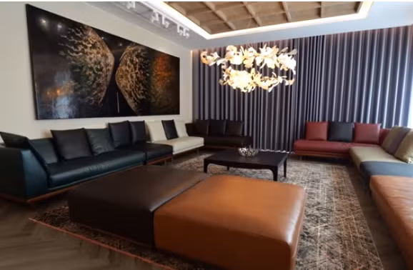 Cạnh đó là một không gian phòng khách lớn khác, đủ chỗ cho 20 người.