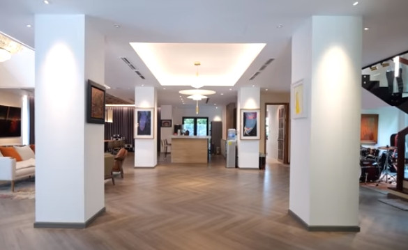 Bên trong căn nhà giống như một triển lãm nghệ thuật với tranh treo khắp mọi nơi.