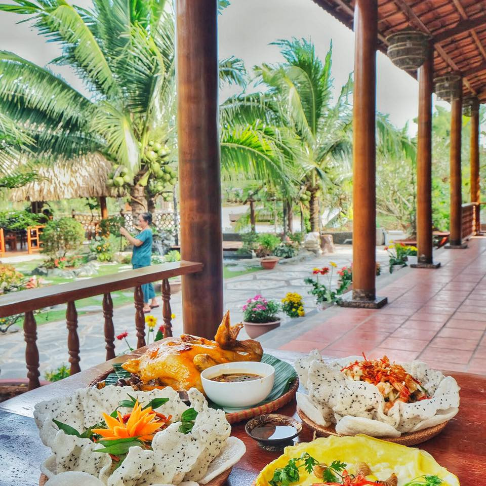 Những năm gần đây, gia đình ông Thưởng mở cửa quần thể nhà dừa cho khách tới tham quan, lan tỏa hình ảnh đẹp của quê hương tới bạn bè bốn phương, bạn bè quốc tế. Ảnh: Facebook