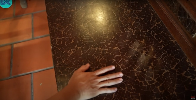 Phần ghế ngồi được khảm kiểu cách như đá hoa cương. Ảnh; Độc lạ Bình Dương