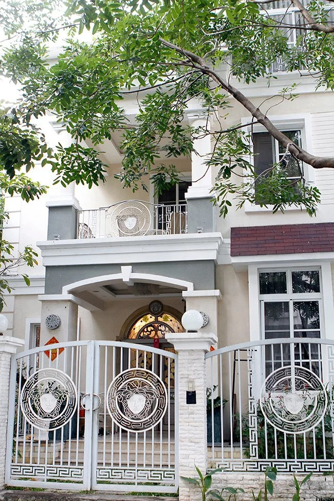 Biệt thự của Mai Thu Huyền thiết kế sang trọng. Ngay cổng vào, lớp sơn tường bên ngoài đều được bao phủ bởi màu trắng, tôn lên vẻ đẹp của sự giàu sang, phú qúy. Ảnh: Internet