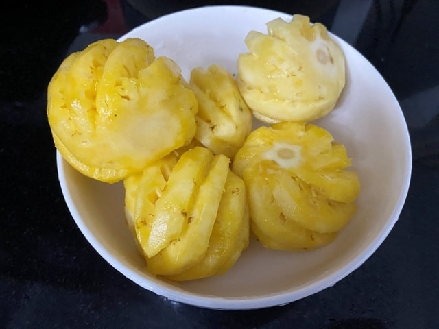 Tại Thái Lan, dứa mini được trồng nhiều ở tỉnh Chiang Rai, giá chỉ khoảng 40-50 bath/kg (tức 30.000 đồng - 35.000 đồng/kg). Ảnh: Facebook