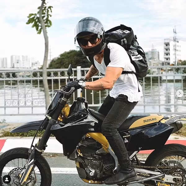 Huy Trần có đam mê mãnh liệt với xế hộp và các loại xe phân khối lớn. Bộ sưu tập xe của Huy Trần được ước tính có giá trị lên đến 10 tỷ đồng. Ảnh: FBNV