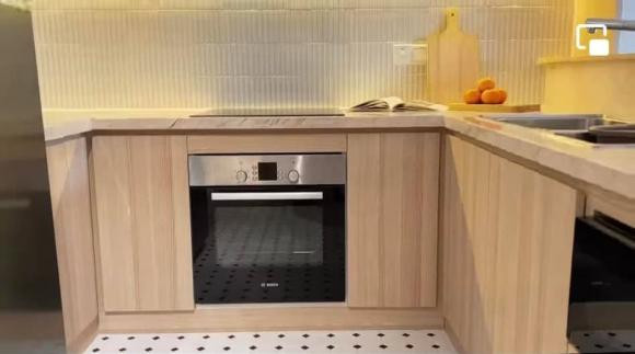 Căn hộ không quá lớn nhưng rất gọn gàng và ấm cúng. Ảnh: chụp màn hình