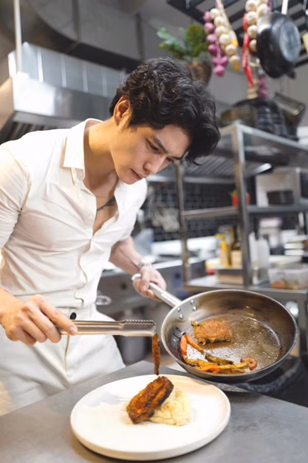 Ngoài công việc kinh doanh chính, Huy Trần còn mở một nhà hàng sang trọng ngay tại trung tâm TP HCM. Ảnh: FBNV