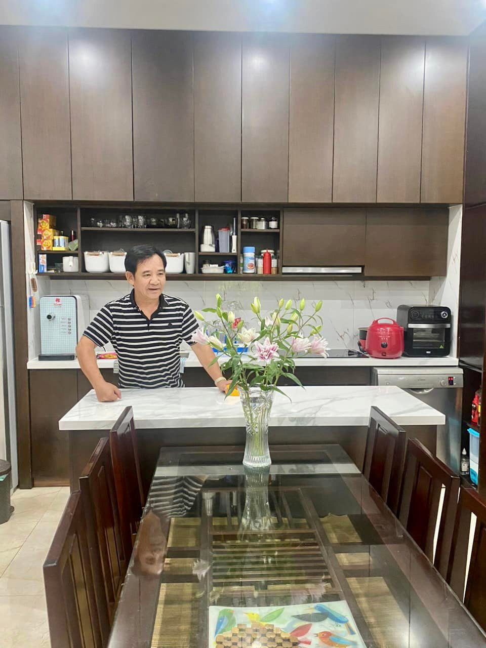 Nhà bếp hiện đại được tô điểm bởi bình hoa tươi. Ảnh: FB Tiến Quang