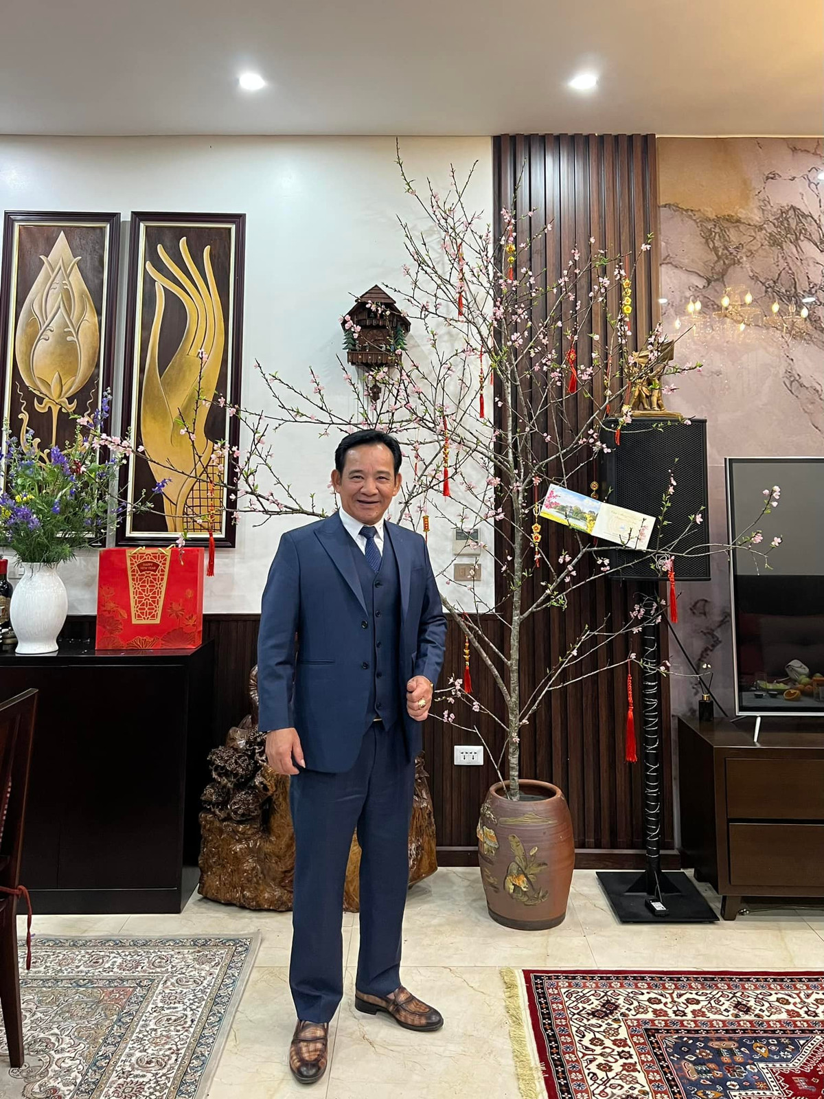 Phòng khách sang trọng, sử dụng nội thất gỗ chủ đạo, có thêm phần đá ốp. Ảnh: FB Tiến Quang