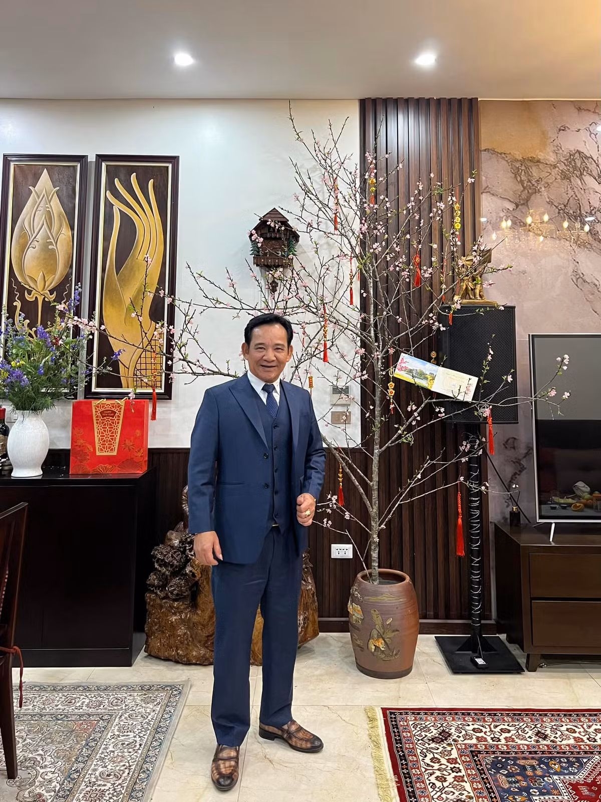 Phòng khách sang trọng, sử dụng nội thất gỗ chủ đạo, có thêm phần đá ốp. Ảnh: FB Tiến Quang