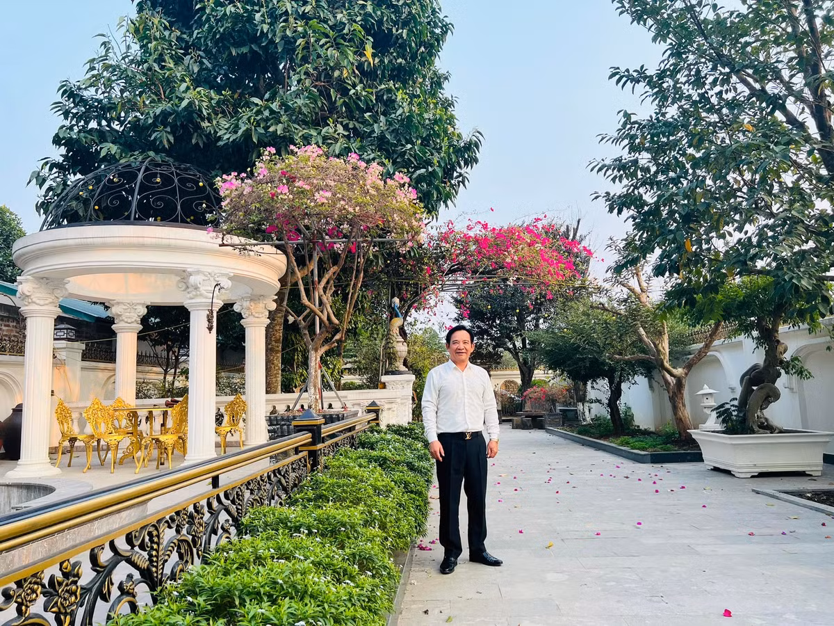 Lối dẫn vào nhà được lát đá, dọc hai bên trồng cây cảnh và cây ăn trái. Ảnh: FB Tiến Quang