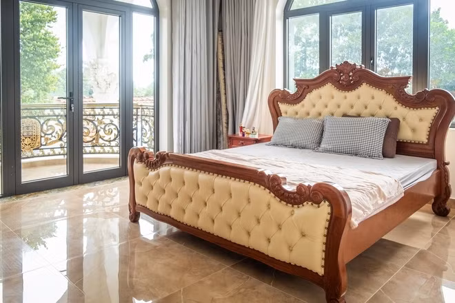 Tầng 2 gồm 2 phòng ngủ và một phòng thờ. Phòng ngủ có ban công rất rộng. Ảnh chụp màn hình