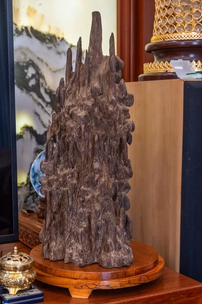 Các bộ trầm và tượng cũng do khán giả tặng nam nghệ sĩ. Ảnh chụp màn hình