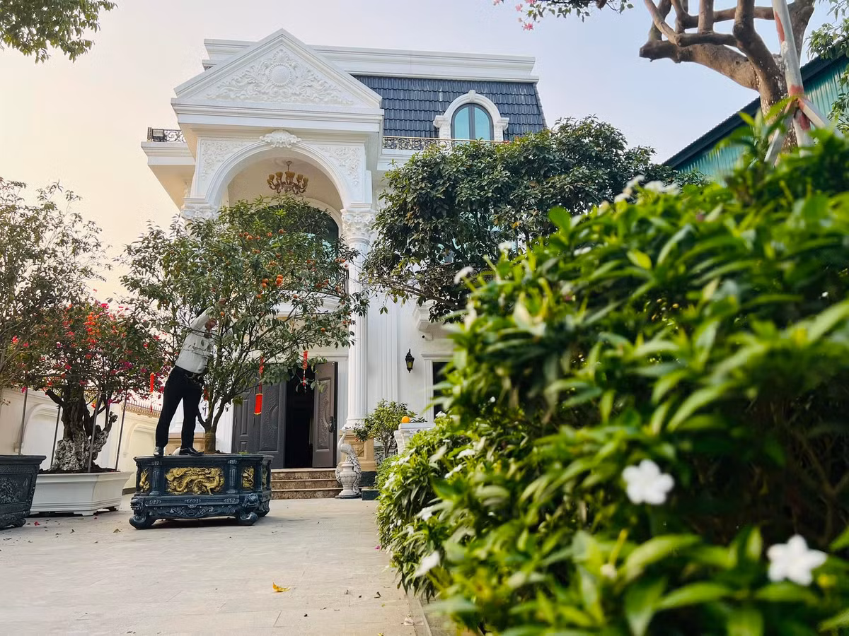 Biệt thự của NSƯT Quang Tèo nằm trên mảnh đất rộng 1000m2, được thiết kế theo phong cách tân cổ điển khiến bất cứ ai đi qua cũng phải trầm trồ. Ảnh: FB Tiến Quang