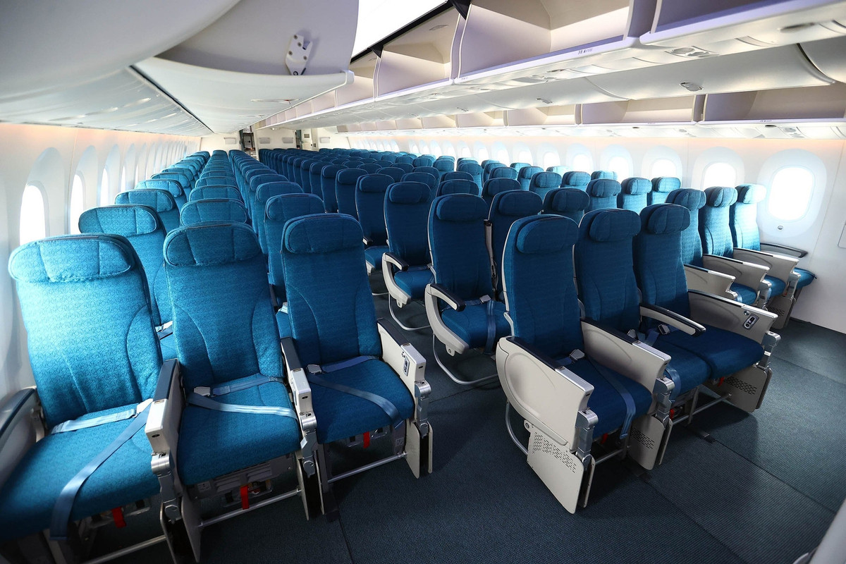 Trên máy bay còn được trang bị những tiện ích như màn hình cá nhân với hàng trăm chương trình giải trí đa dạng được cập nhật thường xuyên, đèn đọc sách, cổng USB tích hợp sẵn trên ghế... Ảnh: VietnamAirlines