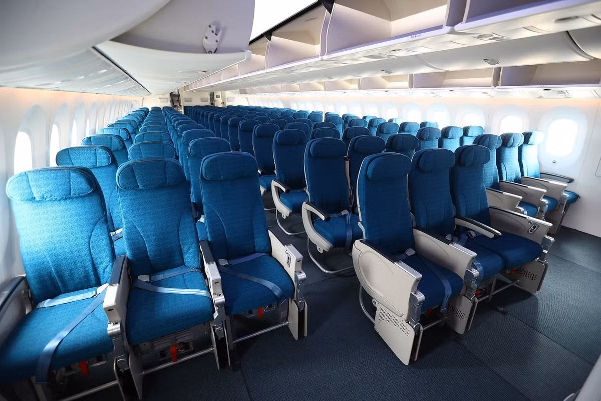 Trên máy bay còn được trang bị những tiện ích như màn hình cá nhân với hàng trăm chương trình giải trí đa dạng được cập nhật thường xuyên, đèn đọc sách, cổng USB tích hợp sẵn trên ghế... Ảnh: VietnamAirlines