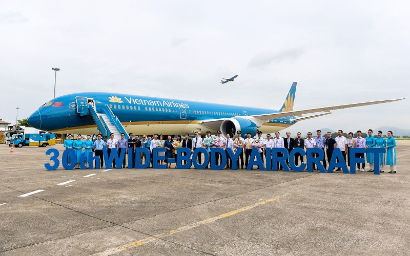 Sáng 31/7, máy bay thân rộng Boeing 787-10 của Vietnam Airlines chính thức hạ cánh tại sân bay Nội Bài (TP Hà Nội). Đây là chiếc Boeing 787-10 thứ 5 và là máy bay thân rộng thứ 30 gia nhập đội bay của Vietnam Airlines. Ảnh: Baodautu