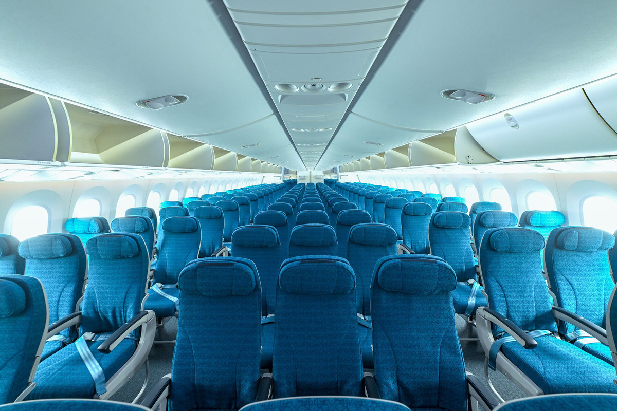 Cửa sổ thiết kế rộng hơn, ánh sáng được điều khiển theo 5 chế độ bằng điện thay cho các tấm che cửa sổ truyền thống. Ảnh: VietnamAirlines