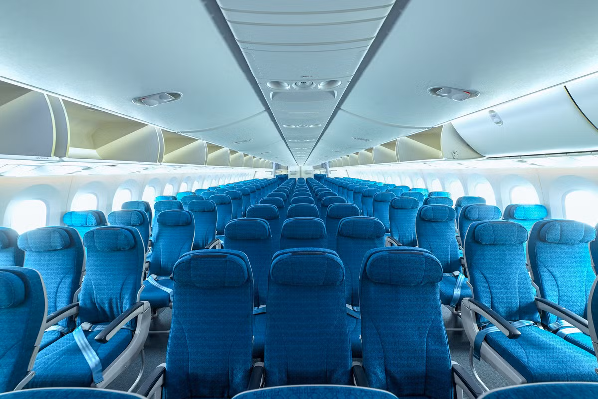 Cửa sổ thiết kế rộng hơn, ánh sáng được điều khiển theo 5 chế độ bằng điện thay cho các tấm che cửa sổ truyền thống. Ảnh: VietnamAirlines