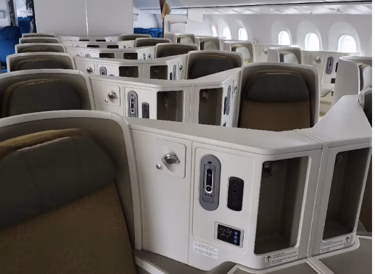 Khoang thương gia của máy bay này có ghế ngồi được thiết kế so le hình xương cá giúp hành khách có không gian rộng rãi và riêng tư. Ảnh: VietnamAirlines