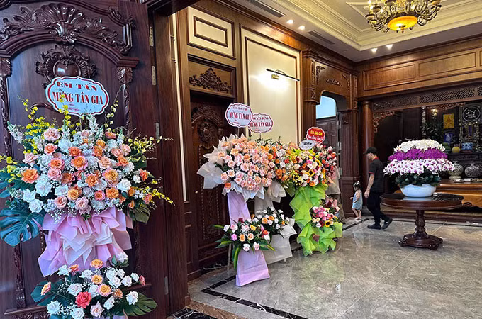 Bên trong căn nhà sử dụng nội thất gỗ chủ đạo.