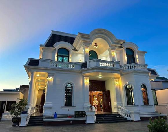 Căn nhà được Văn Toàn xây tặng ba mẹ tại quê nhà Hải Dương, vừa mới hoàn thành năm 2023. Nhà được xây theo hướng hiện đại, sang trọng gồm có 2 tầng.