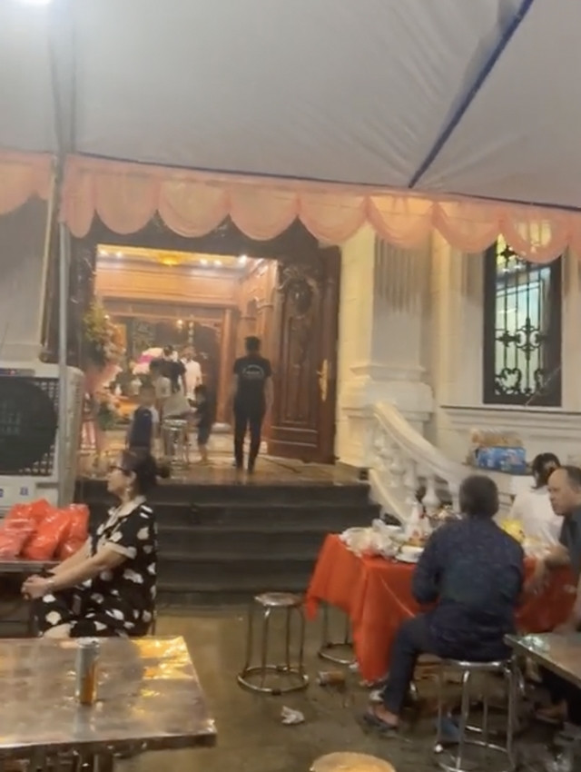 Phía ngoài sân thoải mái dựng rạp để đón khách đến ăn tiệc.