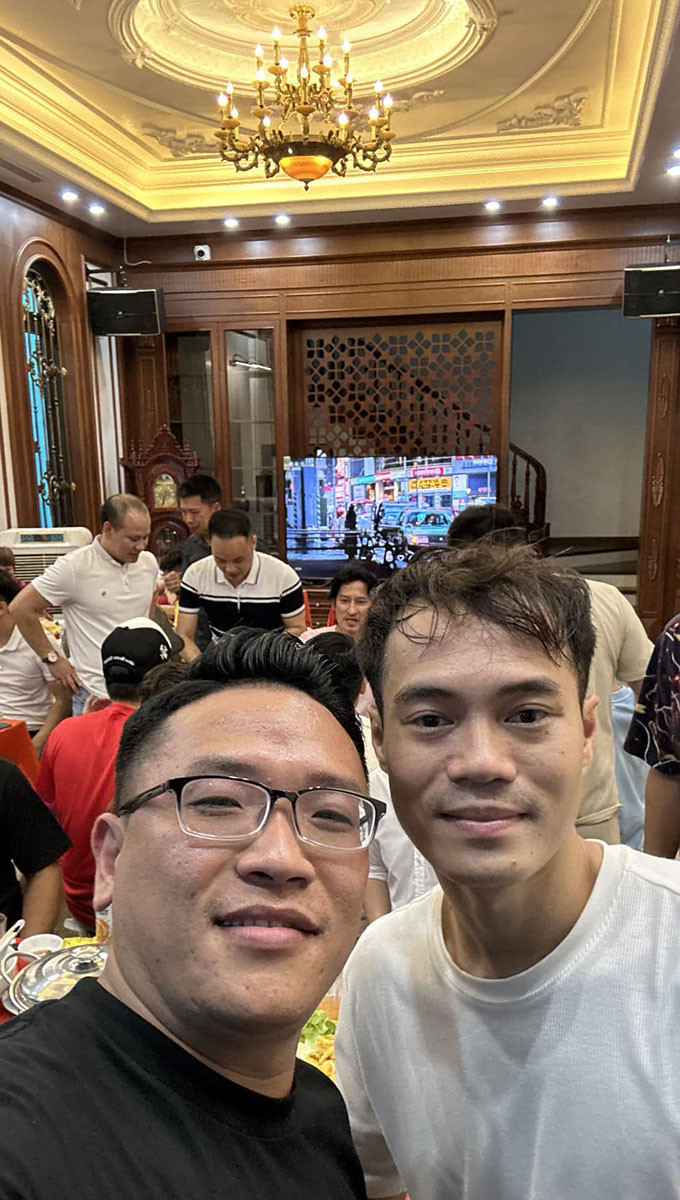 Giữa căn nhà là không gian thờ, hai bên là không gian bếp và phòng tiếp khách.