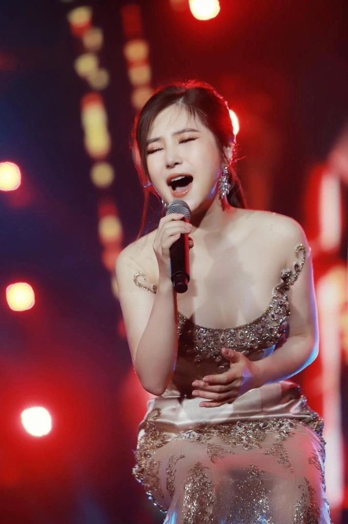 Năm 2019, Hương Tràm bất ngờ thông báo tạm gác lại con đường nghệ thuật trong nước để sang Mỹ du học và định cư khiến nhiều người tiếc nuối.