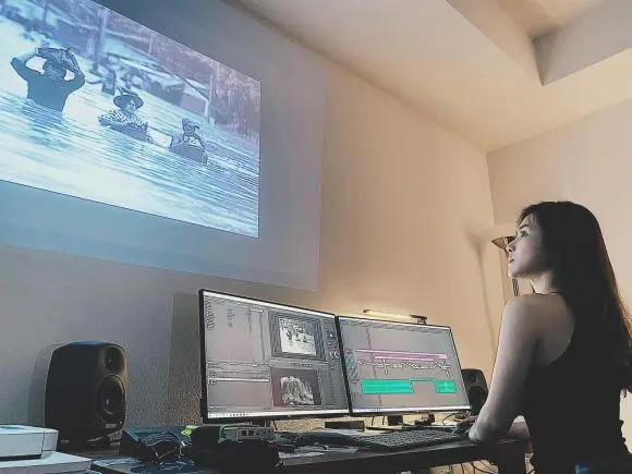 Góc học tập và làm việc của nữ ca sĩ.