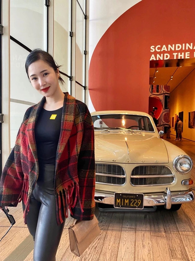 Sau khi sang Mỹ, Hương Tràm dần thích nghi với cuộc sống mới. Ngoài thời gian đi học, Hương Tràm dành thời gian chăm sóc bản thân, tận hưởng cuộc sống và thi thoảng đi diễn. Nguồn ảnh: FBNV