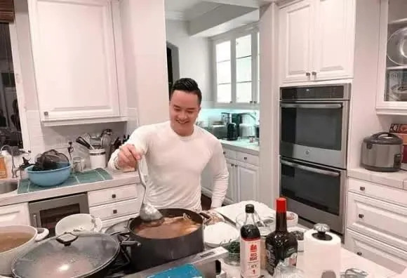 Cao Thái Sơn trong một lần ghé thăm Hương Tràm tại Mỹ.