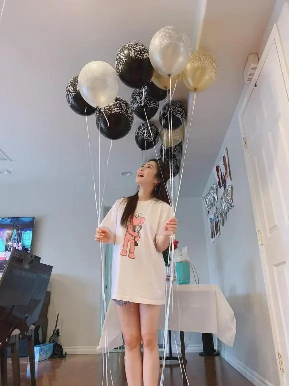 Căn nhà của Hương Tràm tại Mỹ có tông màu trắng chủ đạo, nhỏ xinh.