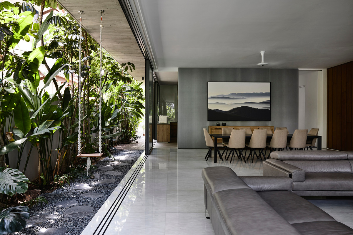 Việc sử dụng cửa kính và khoảng hở bên hông nhà giúp căn phòng tận dụng tối đa nguồn sáng tự nhiên. Ảnh: Derek Swalwell