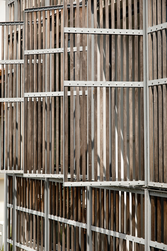 Thay vì sử dụng tường bao bên ngoài như nhiều ngôi nhà khác, kiến trúc sư sử dụng hệ lam gỗ mộc mạc, khá lạ mắt. Ảnh: Derek Swalwell