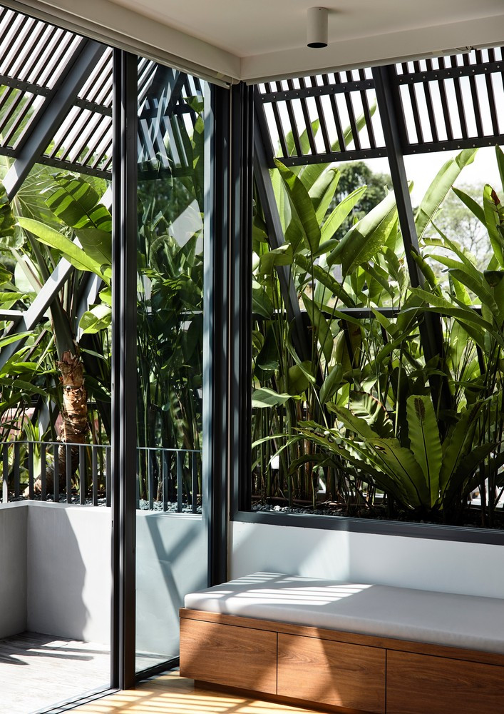 Tất cả không gian trong nhà đều có sự hiện hữu của cây xanh, giúp tăng sự tiếp xúc của thành viên trong gia đình với thiên nhiên bên ngoài. Ảnh: Derek Swalwell