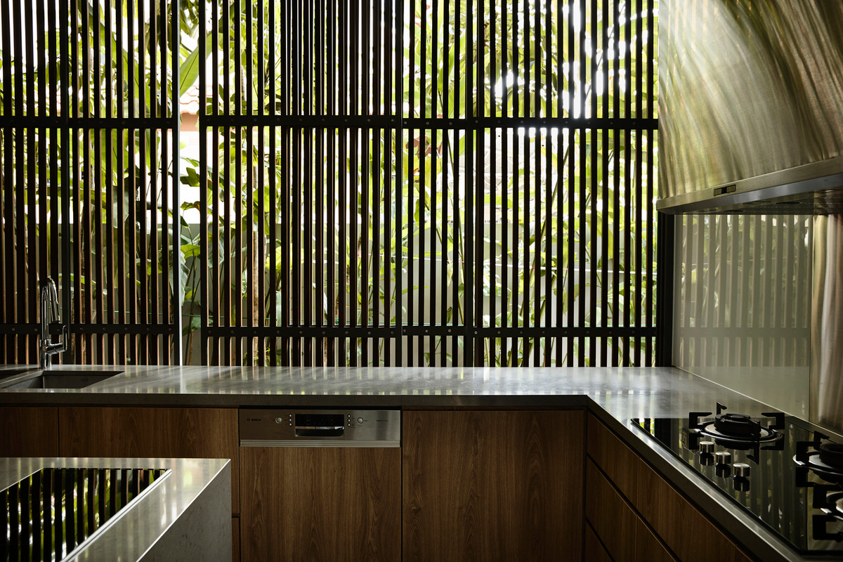 Hệ lam gỗ giúp thông gió và đón sáng hiệu quả cho nhà bếp. Ảnh: Derek Swalwell