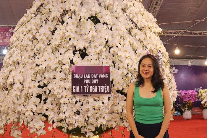 Để bảo quản chậu lan hồ điệp khổng lồ, khoảng 3-5 ngày sẽ tưới một lần. Mỗi lần tưới, những người thợ phải bắc thang tưới từ phần đỉnh chậu. Ảnh: Thegioitiepthi