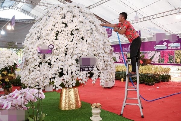 Người thợ kết lan phải sử dụng dàn giáo, làm việc suốt nhiều ngày đêm. Ảnh: Dân trí